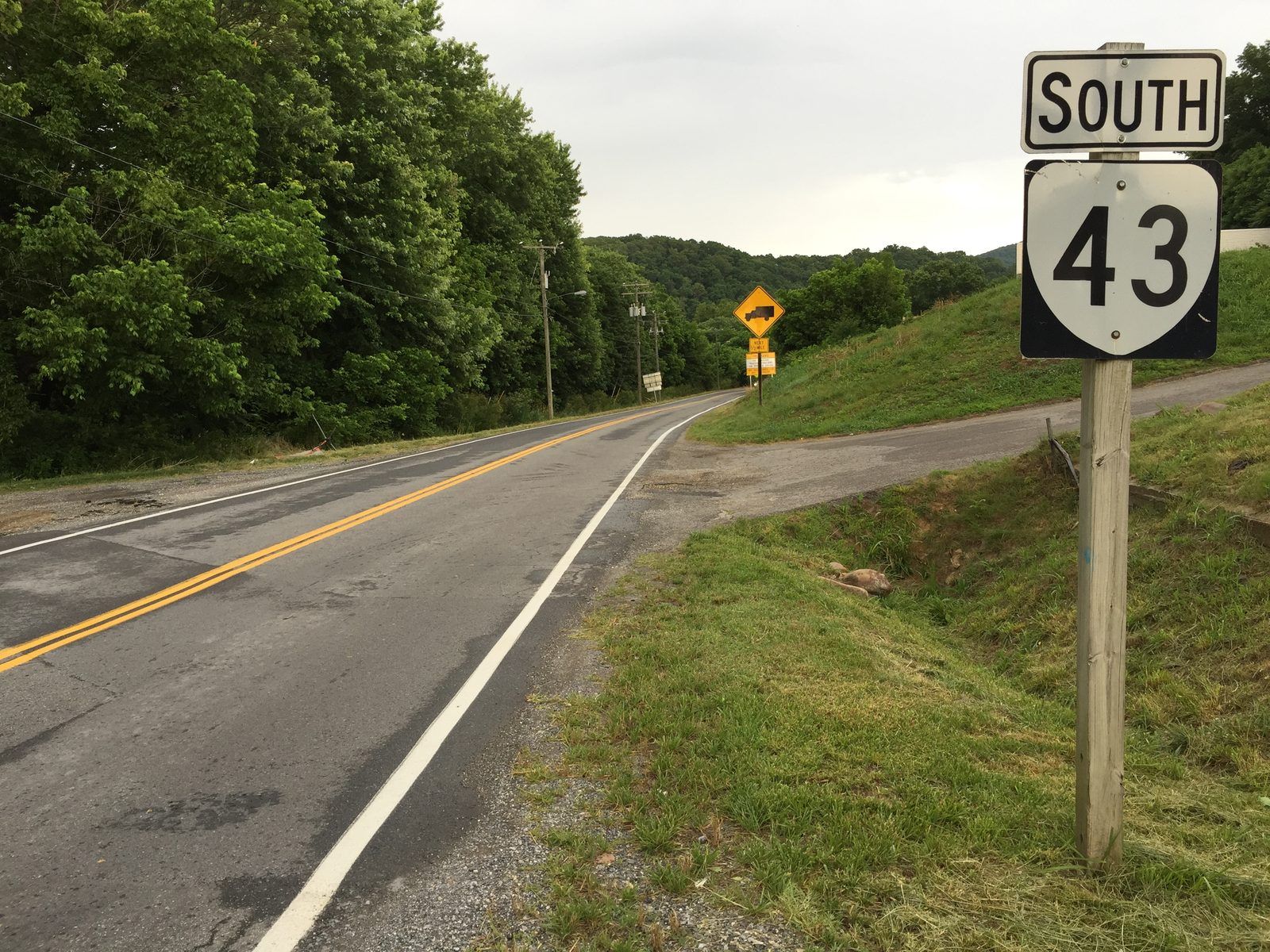 2017-06-13 16 48 50 View south along Virginia State Route 43 (Parkway Drive) at Bridge Street (Virginia State Secondary Route 1315) in Buchanan, Botetourt County, Virginia